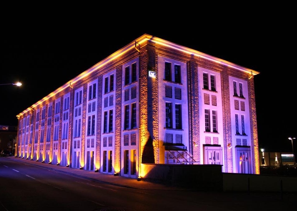 Заливающее освещение фасадов — мощные прожекторы для памятников и церквей