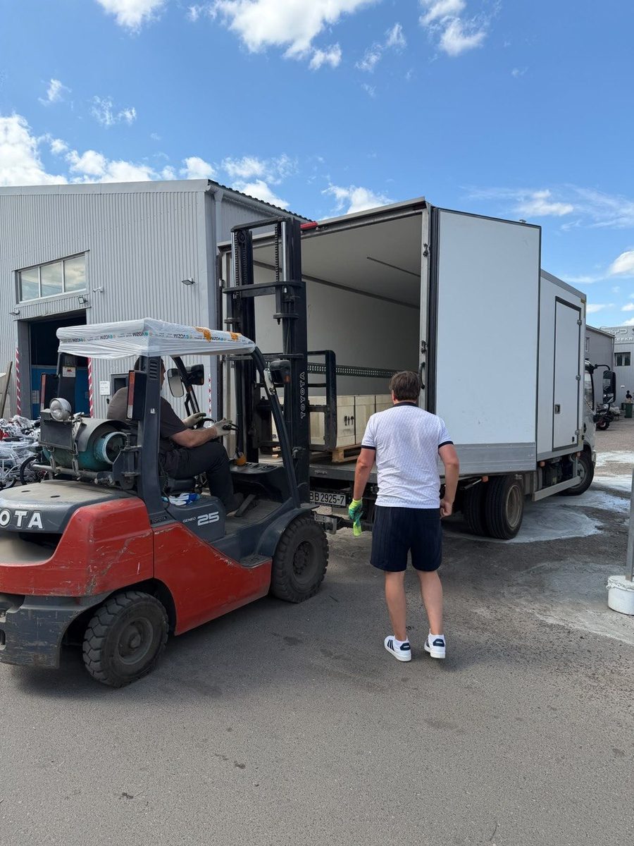 Погрузка автопогрузчиком — камнерезное оборудование DIAM, Белтриасвет, доставка по Беларуси