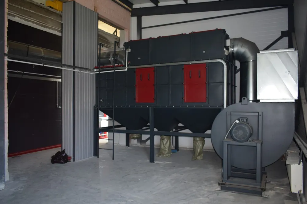 Крупная промышленная машина с трубами и клапанами